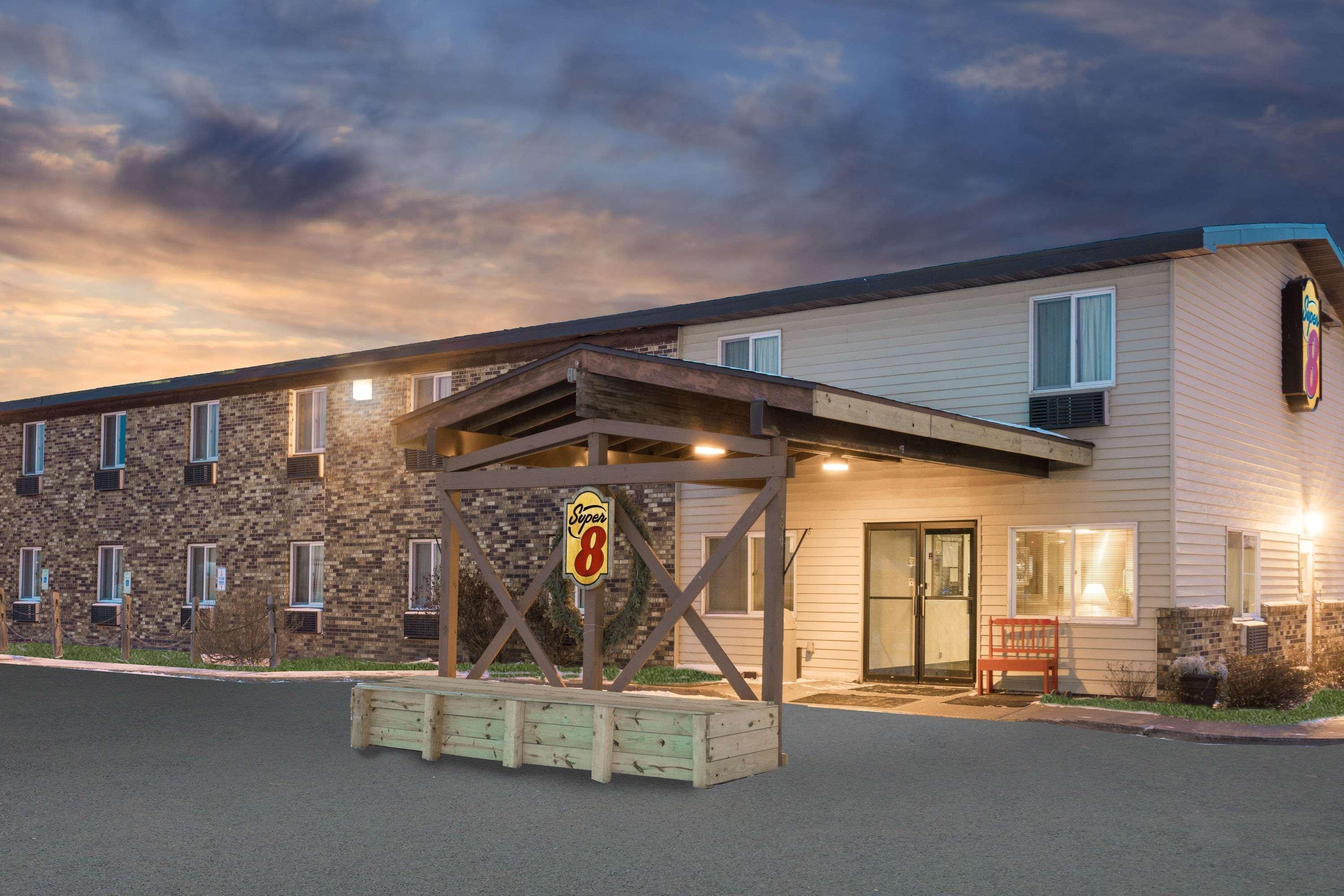 Super 8 By Wyndham Superior Wi Hotel Екстериор снимка